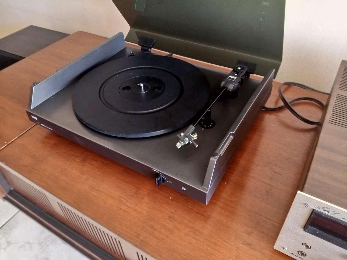 NAD 5120 Belt Drive Turntable