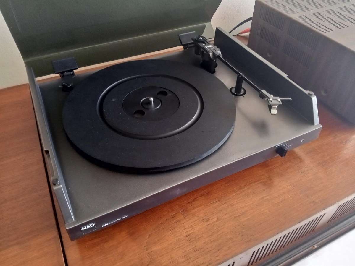 NAD 5120 Belt Drive Turntable