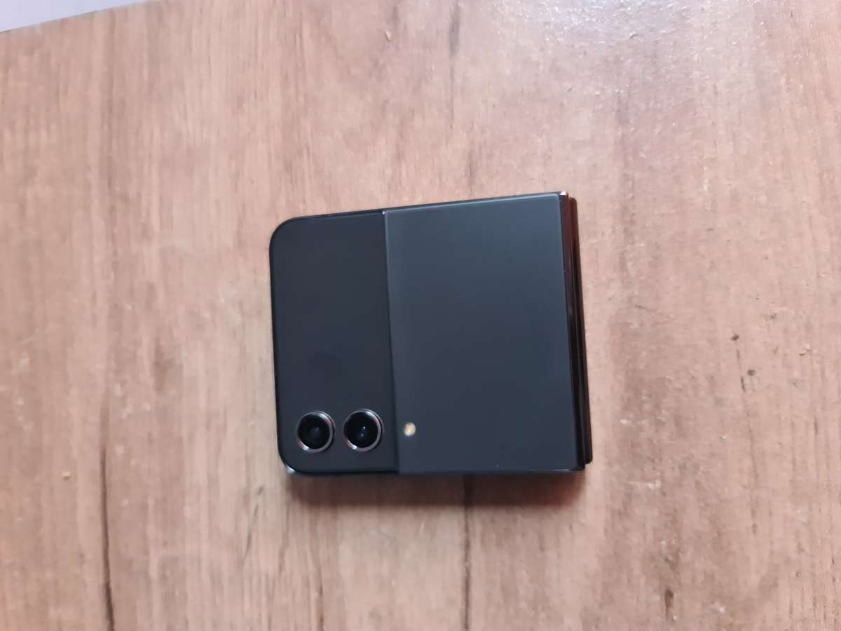 Samsung Galaxy Z Flip 4 5G 256GB Pre owned Graphite