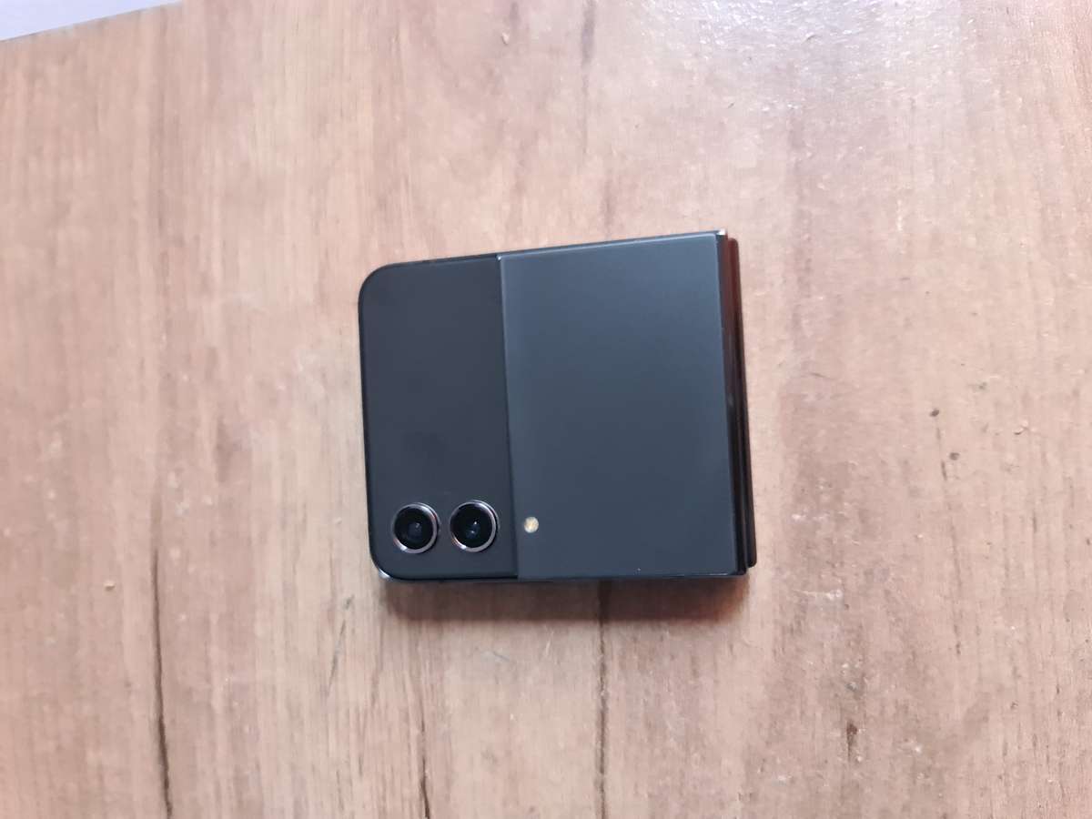 Samsung Galaxy Z Flip 4 5G 256GB Pre owned Graphite