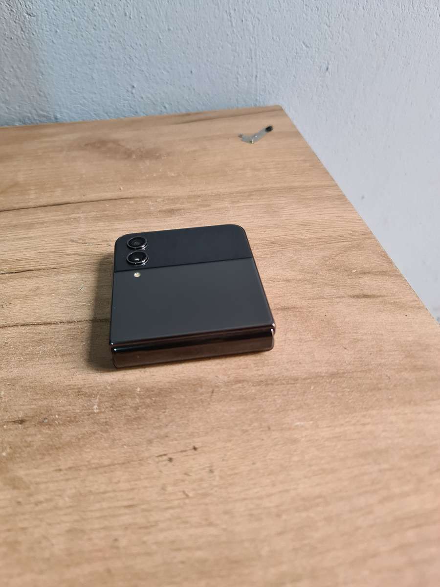 Samsung Galaxy Z Flip 4 5G 256GB Pre owned Graphite