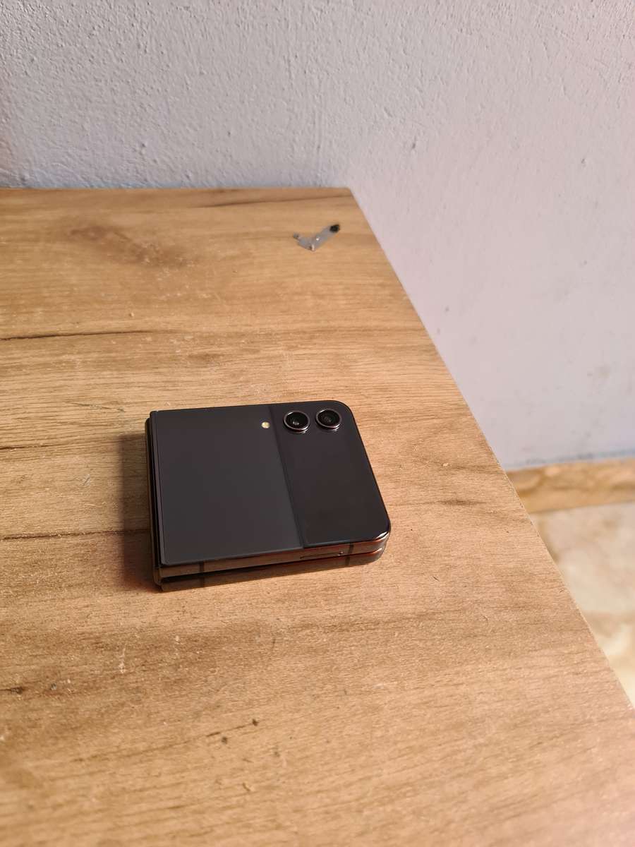 Samsung Galaxy Z Flip 4 5G 256GB Pre owned Graphite