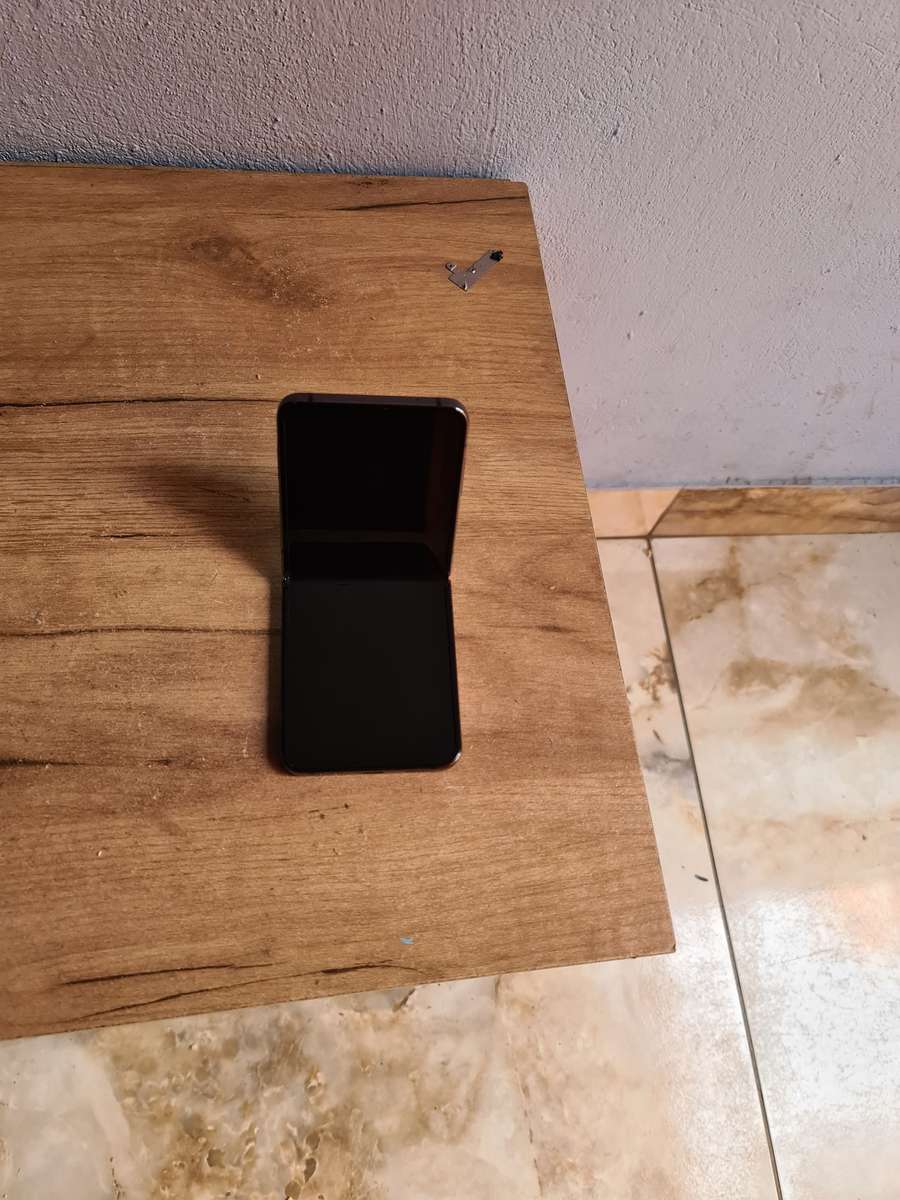 Samsung Galaxy Z Flip 4 5G 256GB Pre owned Graphite