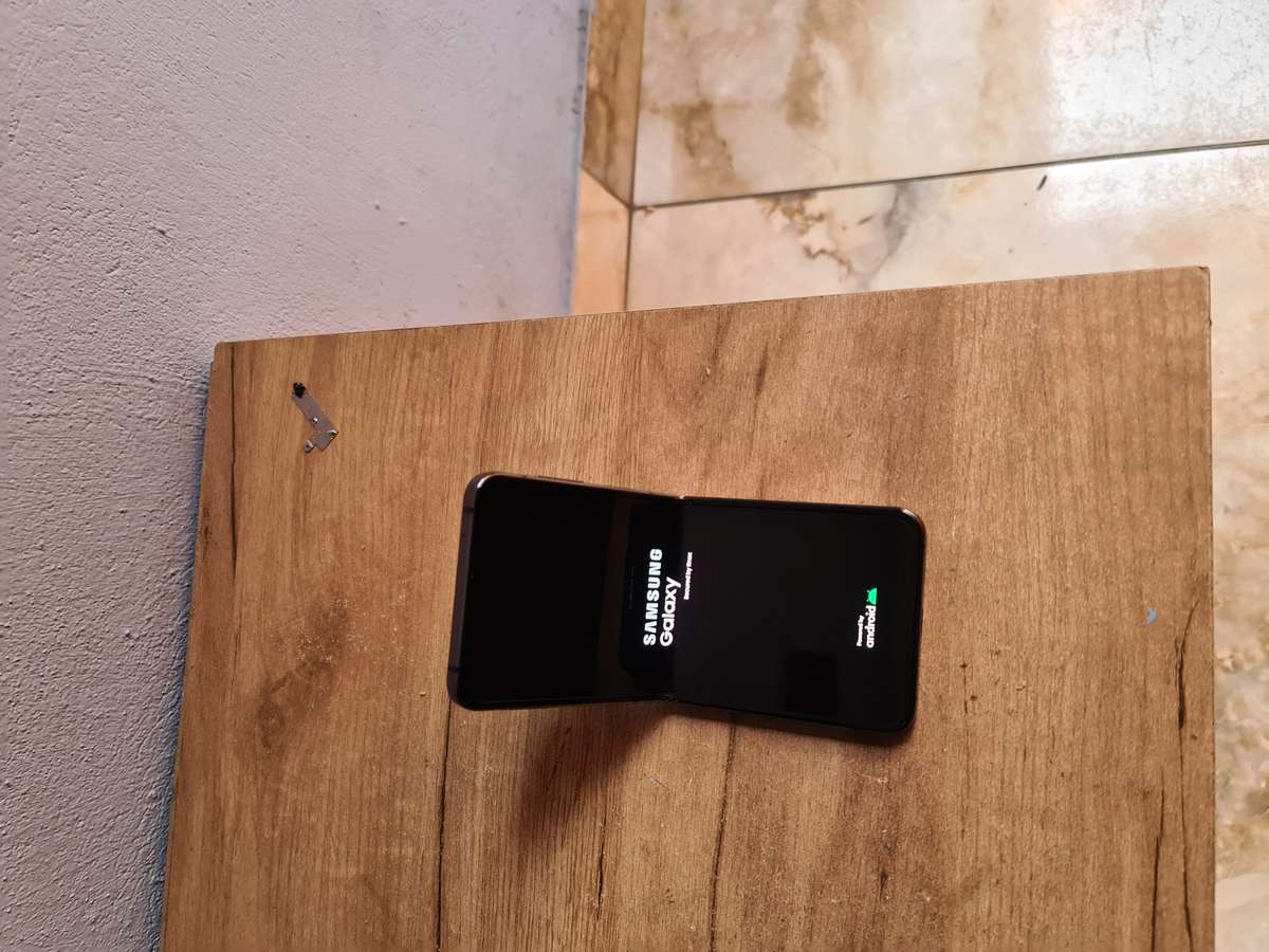 Samsung Galaxy Z Flip 4 5G 256GB Pre owned Graphite