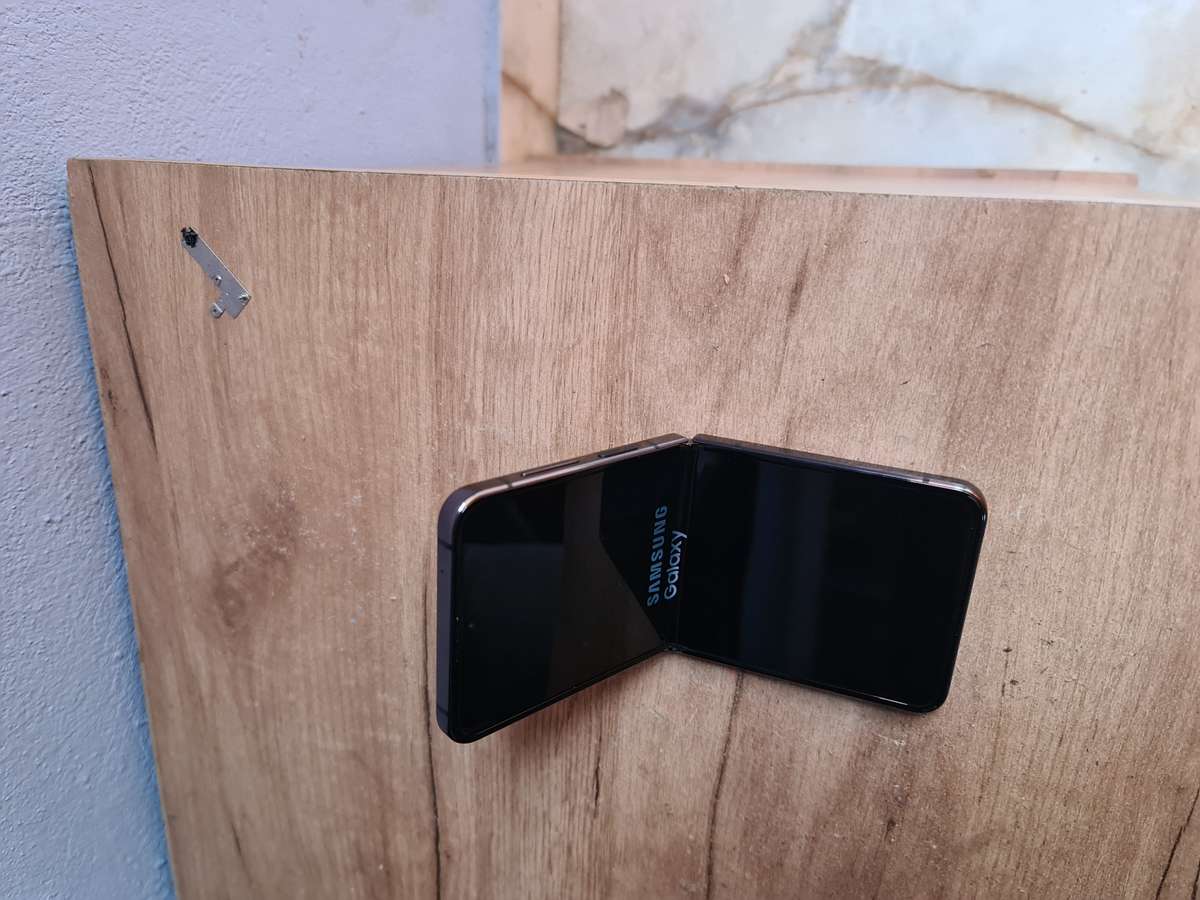 Samsung Galaxy Z Flip 4 5G 256GB Pre owned Graphite