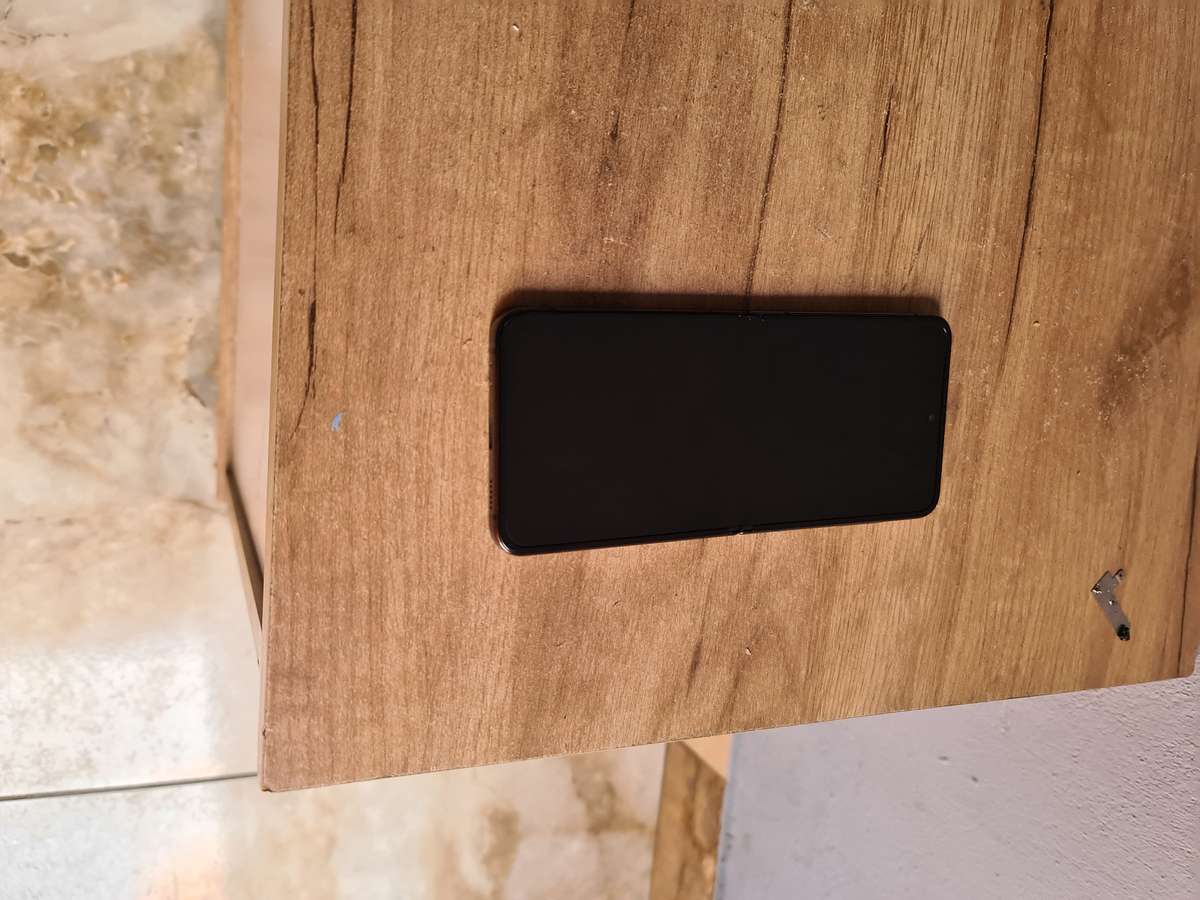 Samsung Galaxy Z Flip 4 5G 256GB Pre owned Graphite