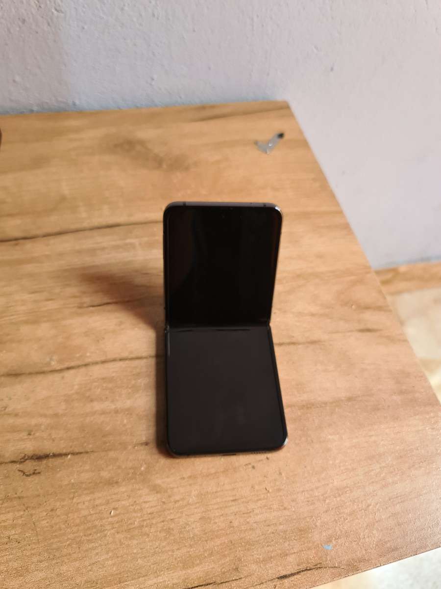Samsung Galaxy Z Flip 4 5G 256GB Pre owned Graphite