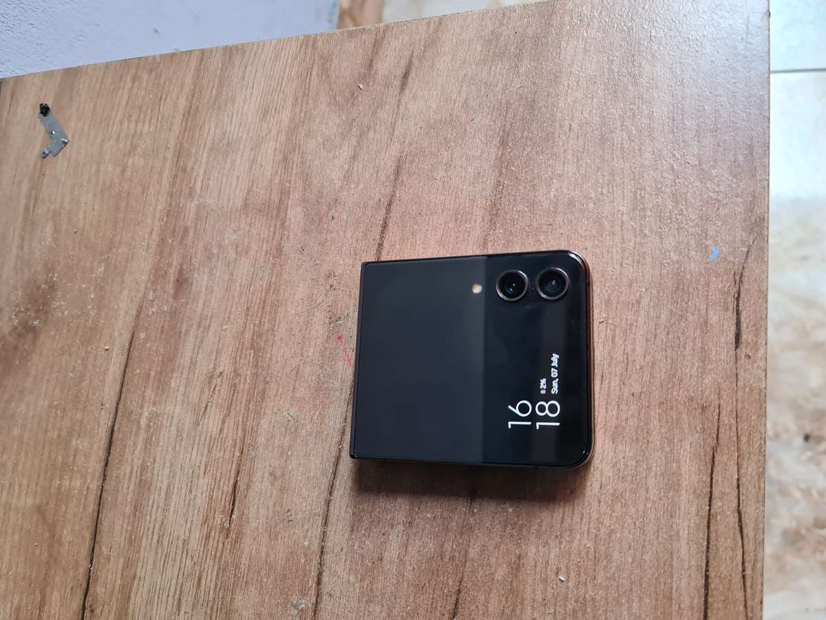 Samsung Galaxy Z Flip 4 5G 256GB Pre owned Graphite