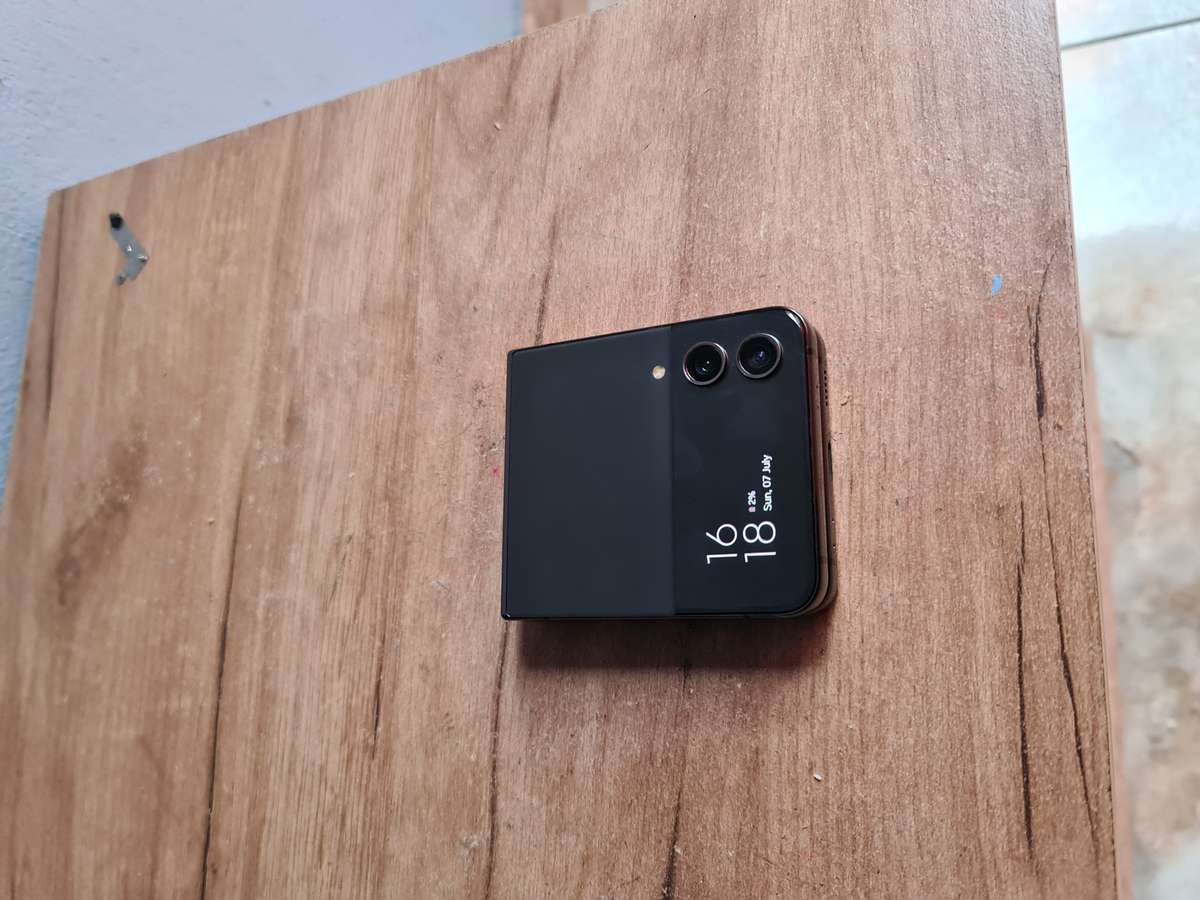 Samsung Galaxy Z Flip 4 5G 256GB Pre owned Graphite