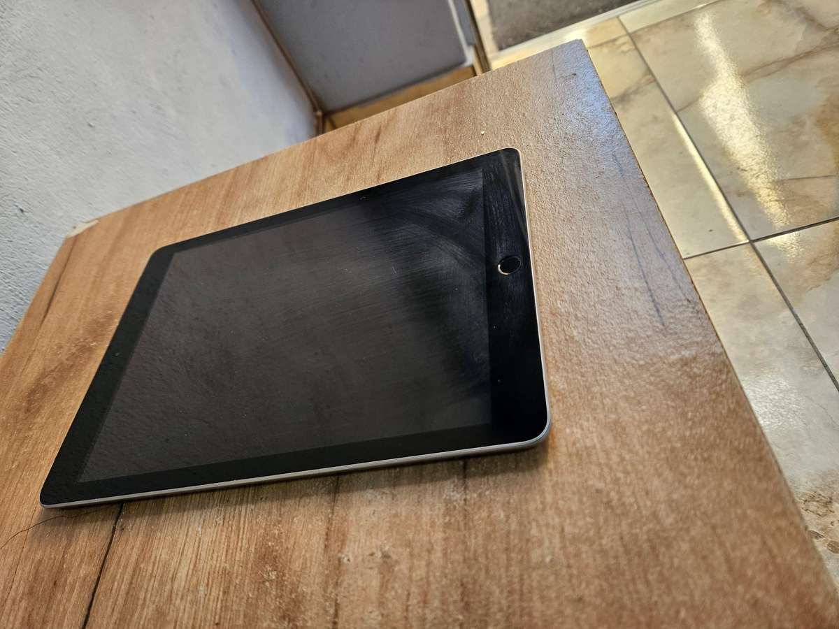 Apple iPad 6 (A1954) 128GB Wifi & Cellular Pre owned