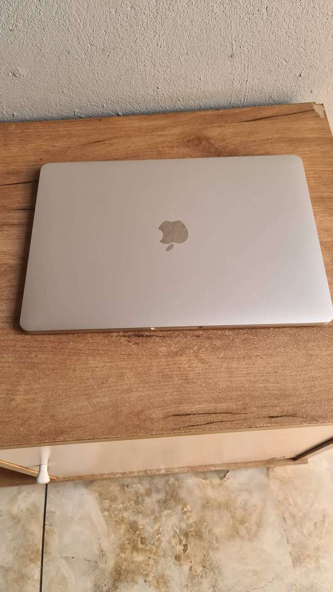 Apple MacBook Pro 2018 13 inch ( Core i5 | 8GB RAM | 512SSD) Pre-owned