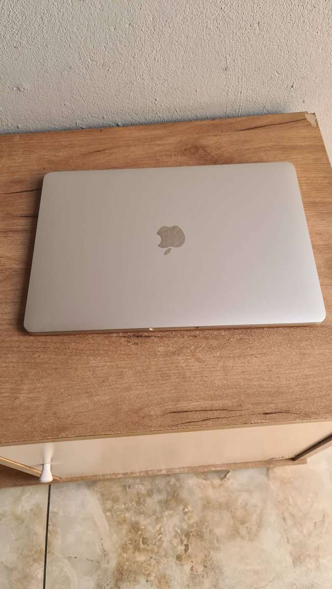 Apple MacBook Pro 2018 13 inch ( Core i5 | 8GB RAM | 512SSD) Pre-owned