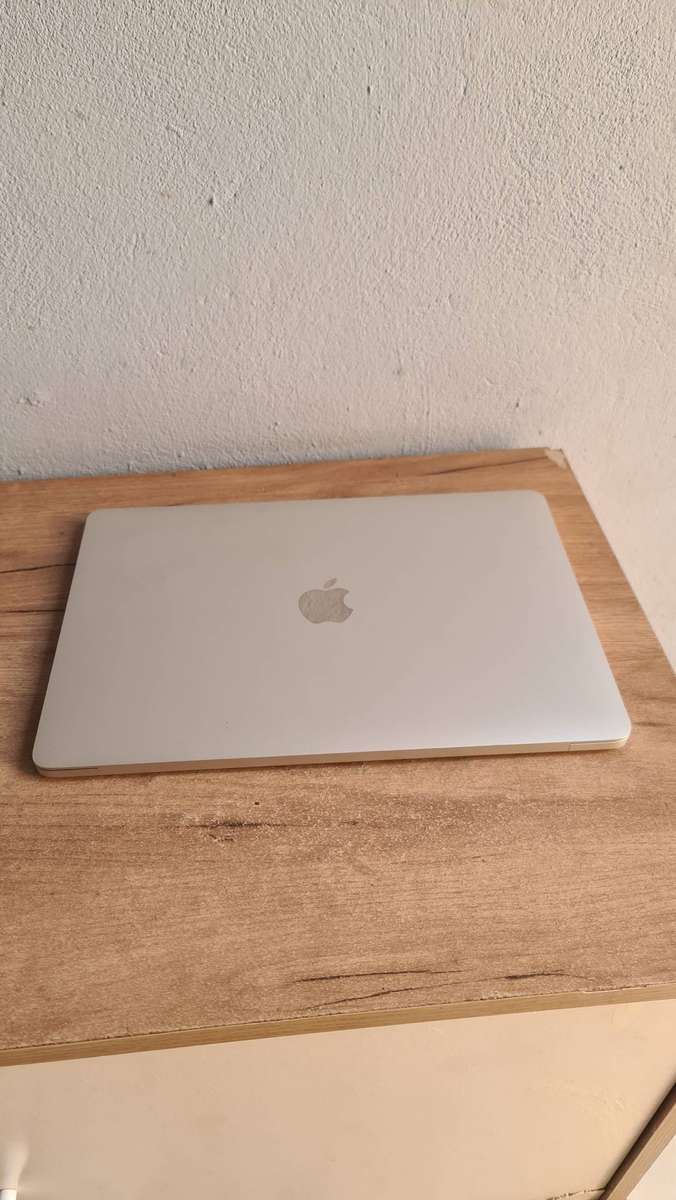 Apple MacBook Pro 2018 13 inch ( Core i5 | 8GB RAM | 512SSD) Pre-owned