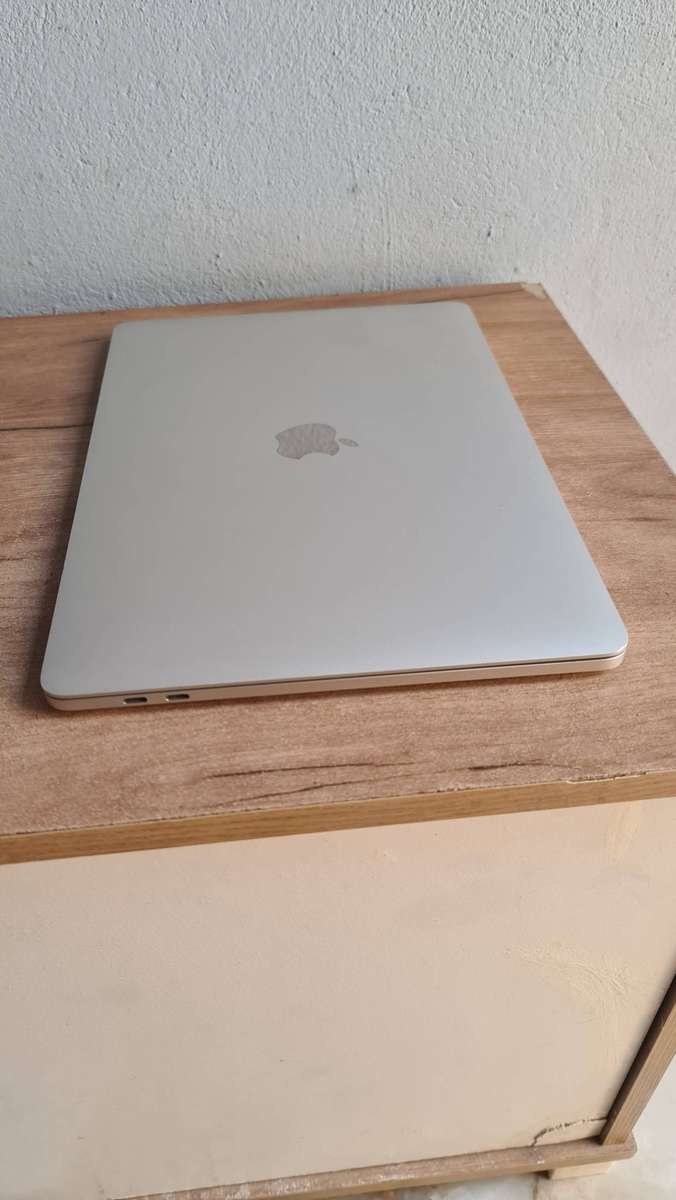 Apple MacBook Pro 2018 13 inch ( Core i5 | 8GB RAM | 512SSD) Pre-owned