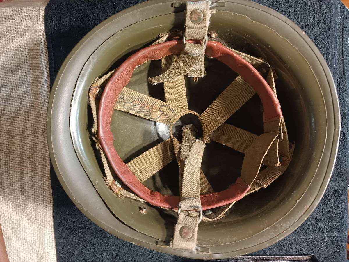 Sadf helmet, with chin strap and inners 'staaldak'