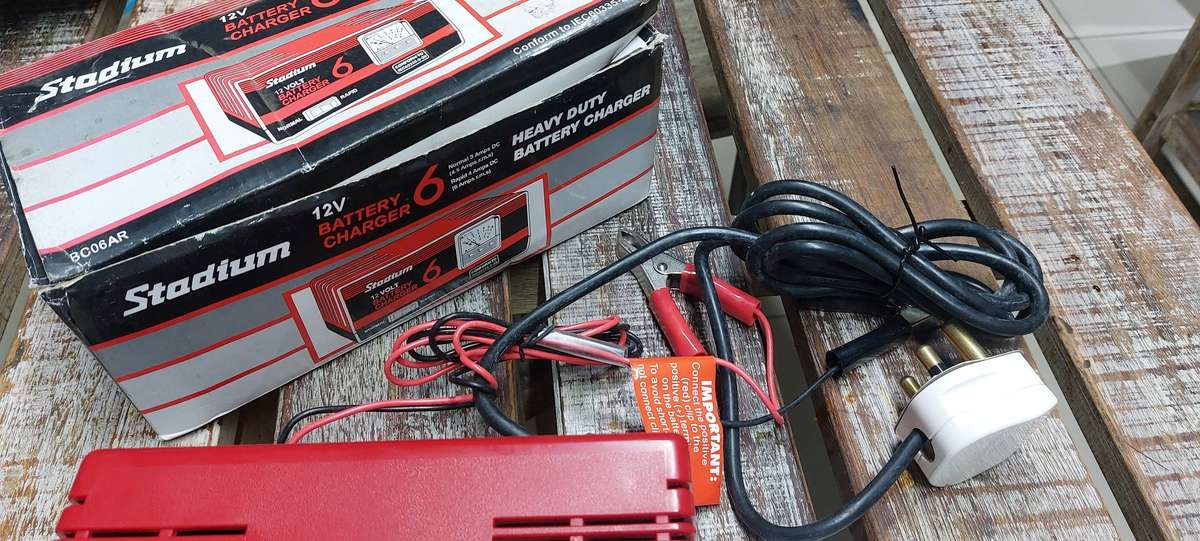 12v battery charger read description relisted no payment
