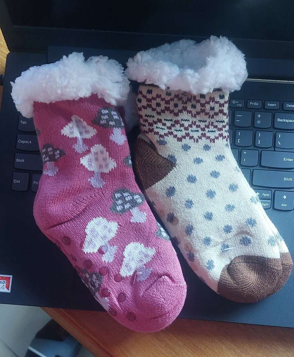 GET IT BEFORE ITS GONE KIDDIES WINTER WARMER SOCKS