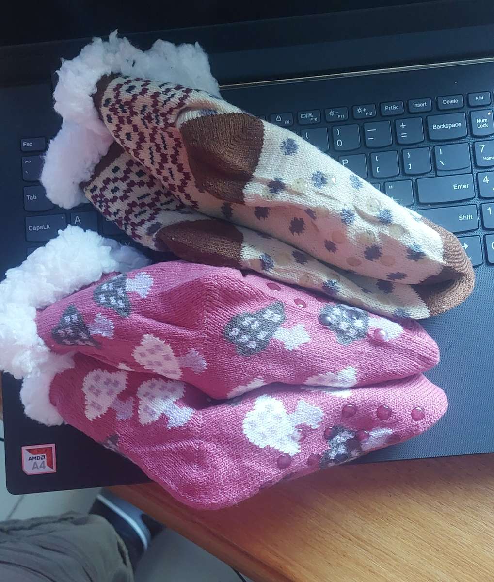 GET IT BEFORE ITS GONE KIDDIES WINTER WARMER SOCKS