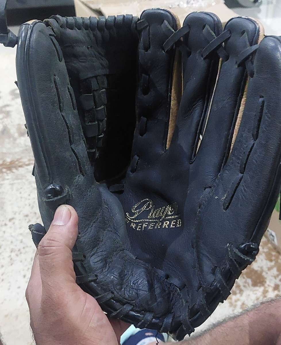 GENUINE LEATHER LIKE NEW BASEBALL RAWLINGS CATCH GLOVE