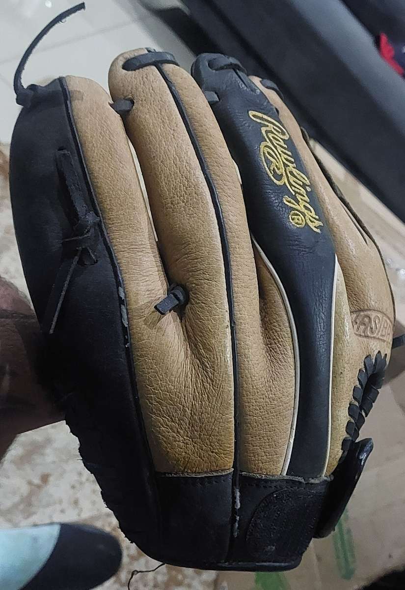 GENUINE LEATHER LIKE NEW BASEBALL RAWLINGS CATCH GLOVE