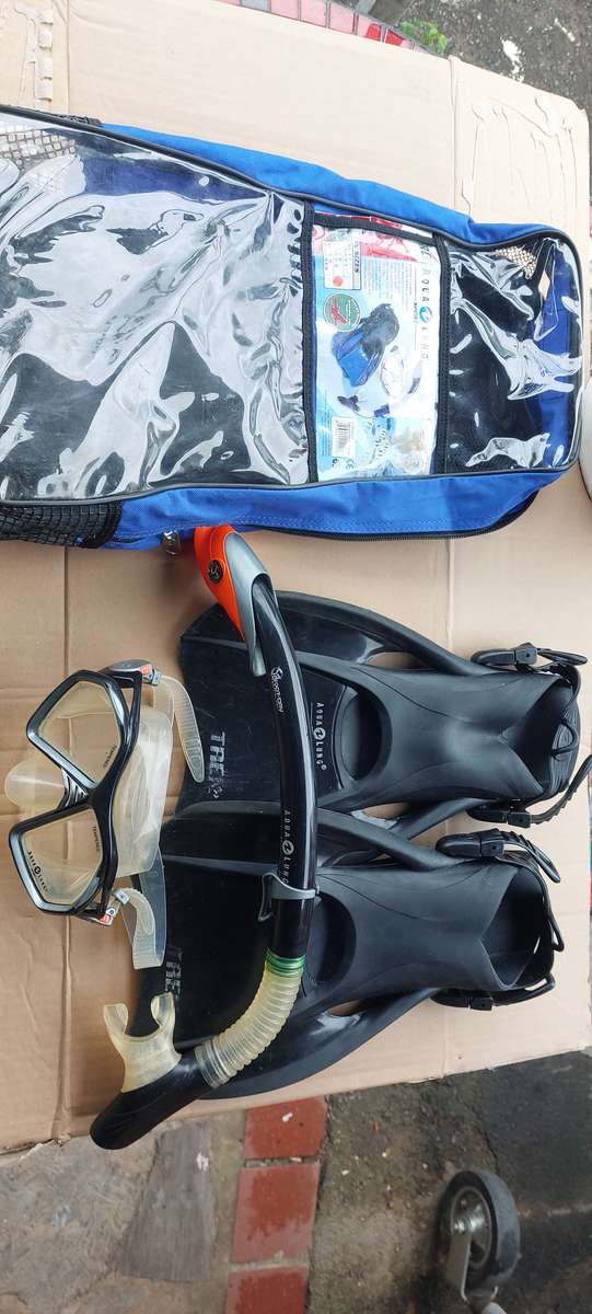 AQUA LUNG FLIPPERS AND SNORKEL IN BAG
