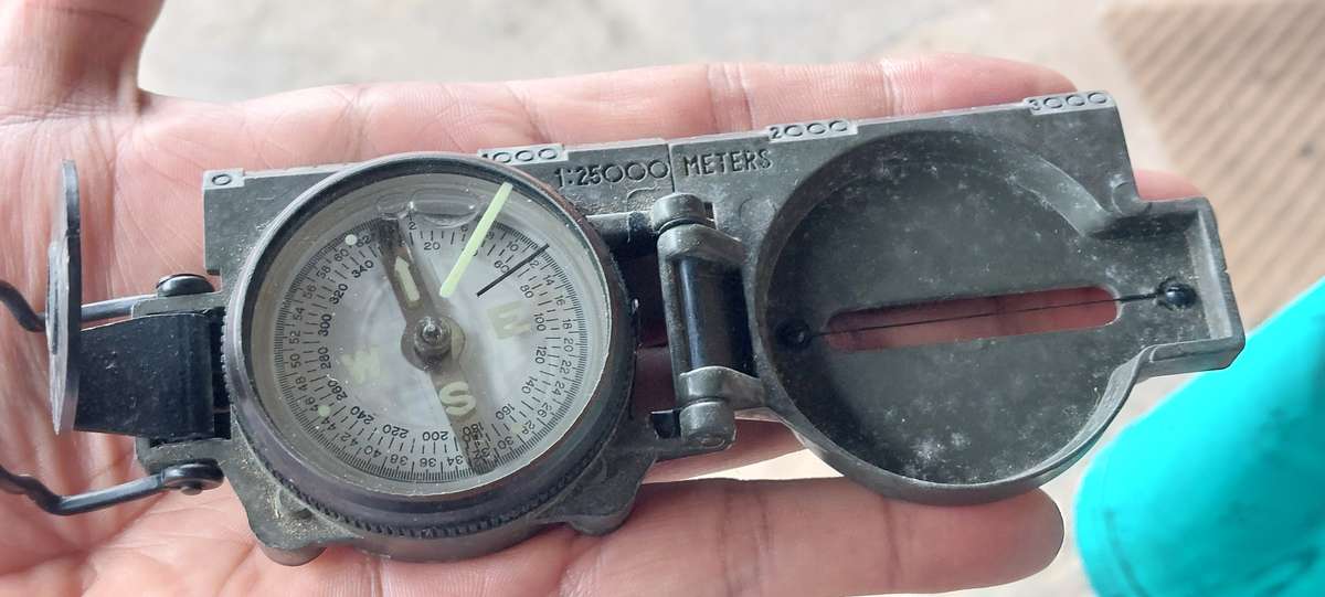 VINTAGE KIFFE MILITARY COMPASS WITH MAGNIFY GLASS METAL HEAVY MADE IN JAPAN STAMPED