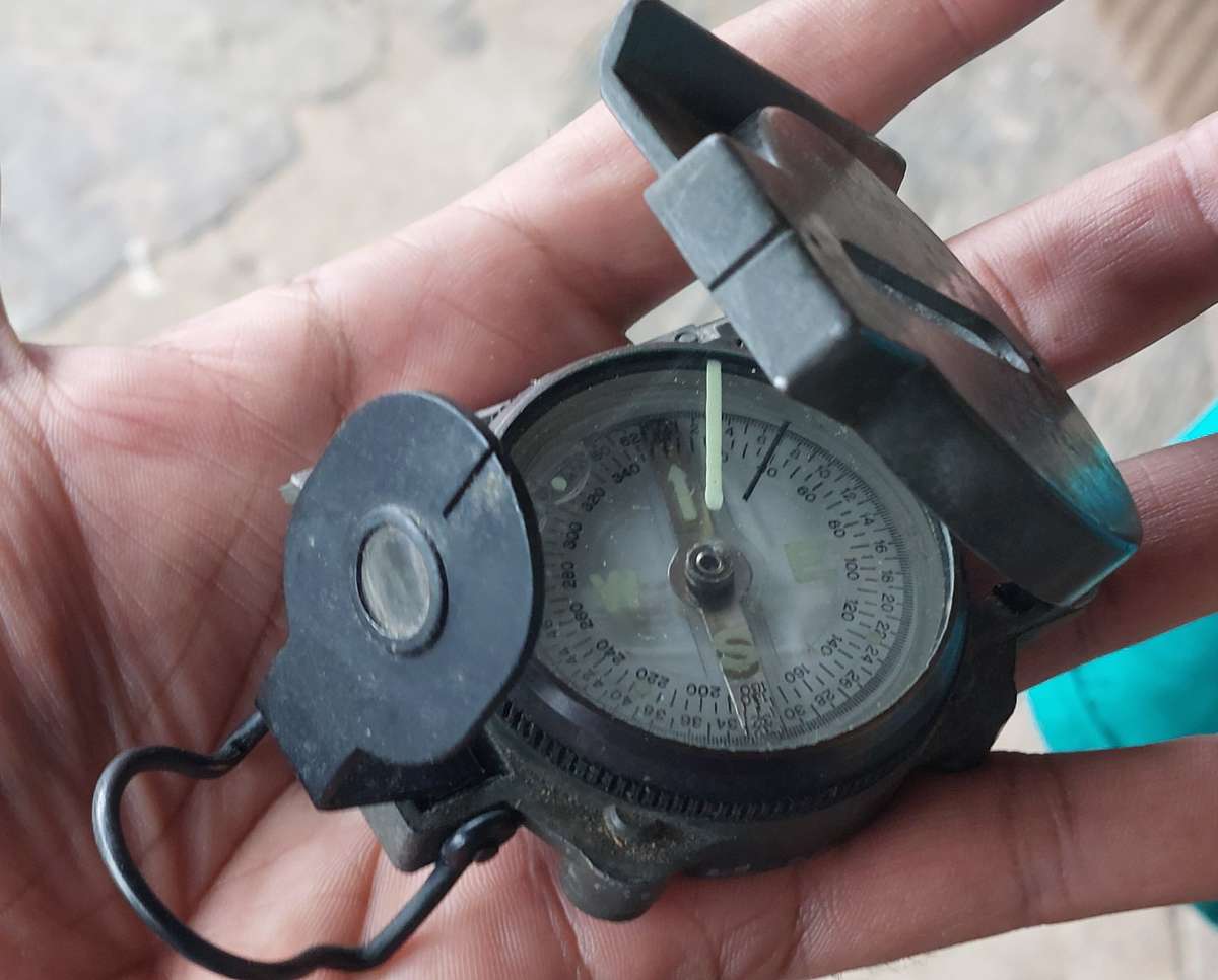 VINTAGE KIFFE MILITARY COMPASS WITH MAGNIFY GLASS METAL HEAVY MADE IN JAPAN STAMPED