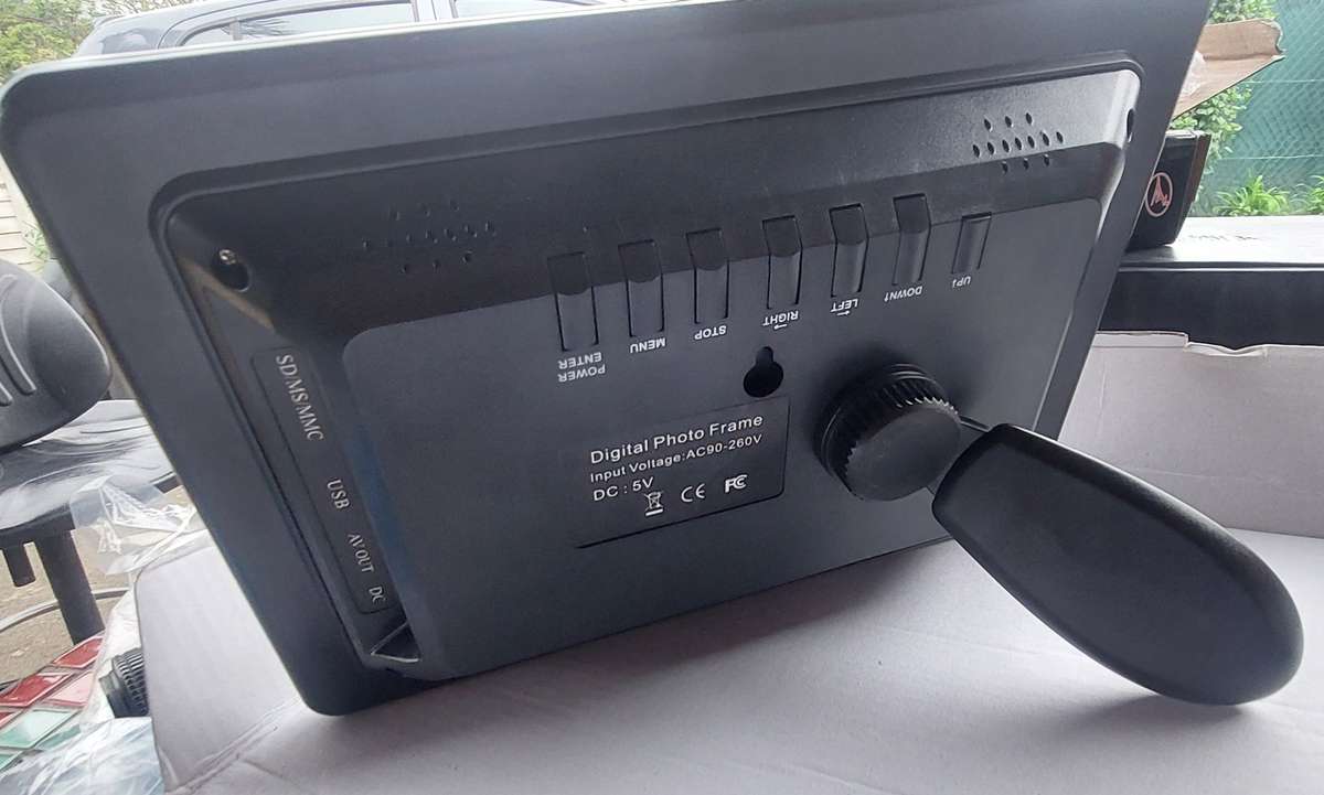 DIGIAL FRAME PLAYS MUSIC and MOVIES