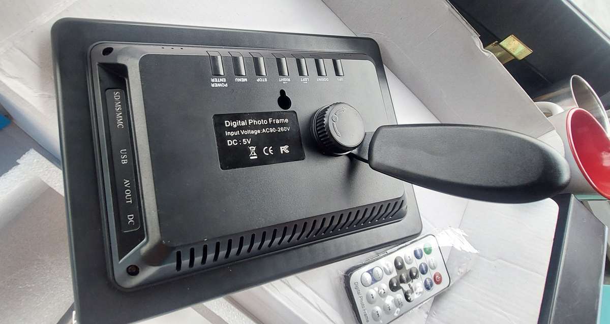 DIGIAL FRAME PLAYS MUSIC and MOVIES