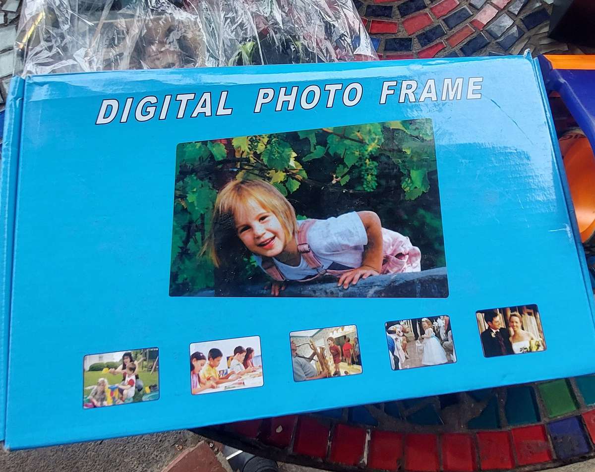 DIGIAL FRAME PLAYS MUSIC and MOVIES