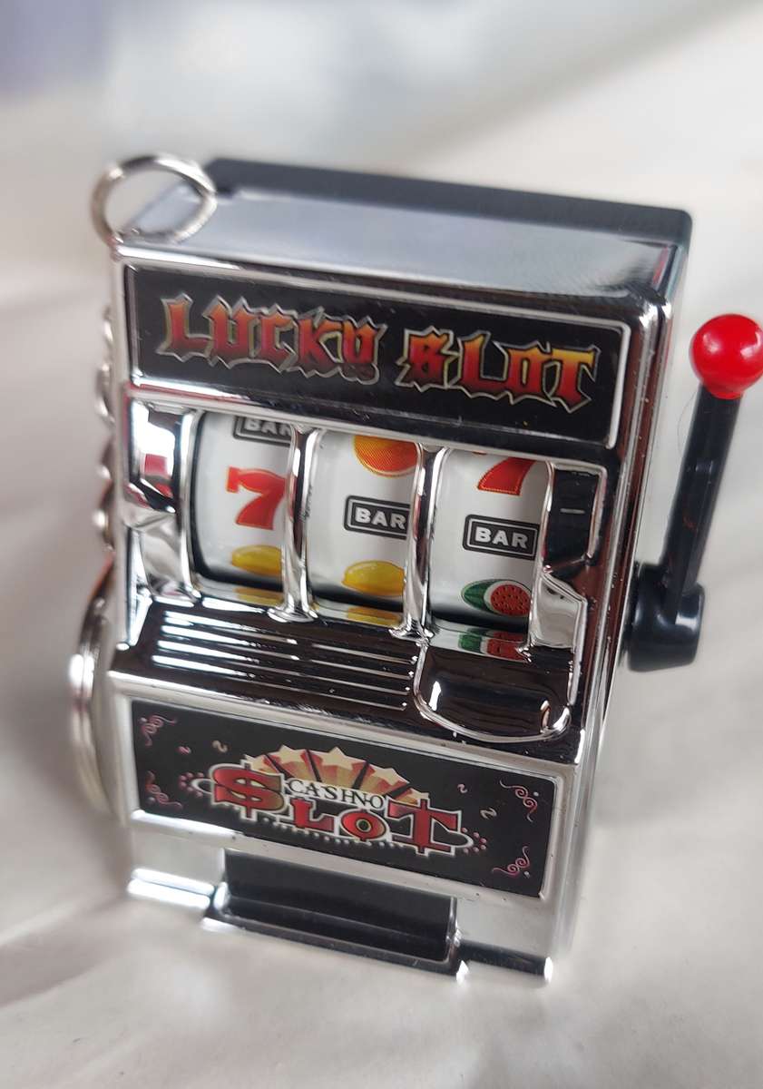 SLOT MACHINE KEY HOLDER WORKS