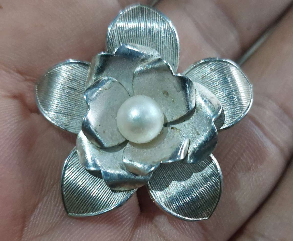 VINTAGE SILVER BROUCH WITH REAL PEARL MARKED CLEARLY SILVER 7G