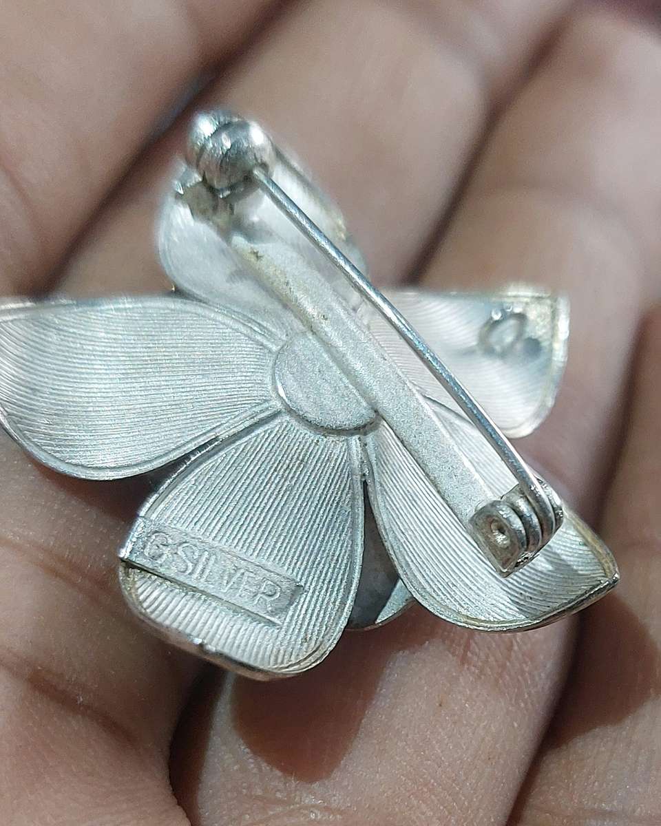 VINTAGE SILVER BROUCH WITH REAL PEARL MARKED CLEARLY SILVER 7G