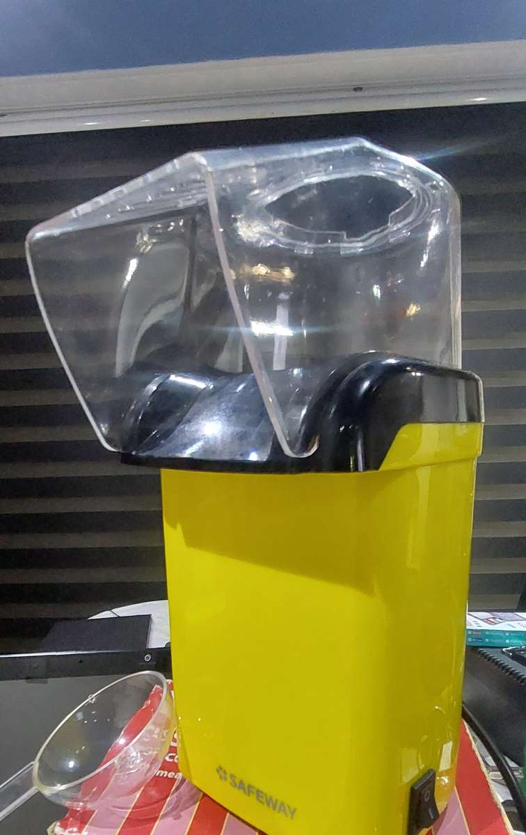 LIKE NEW HOT AIR POPCORN MACHINE WITH BUTTER CUP