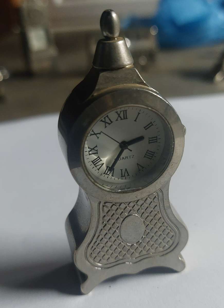 VINTAGE RARE COLLECTABLE MINIATURE CLOCK 1 (PLEASE SEE THERE ARE 9 ON AUCTION)