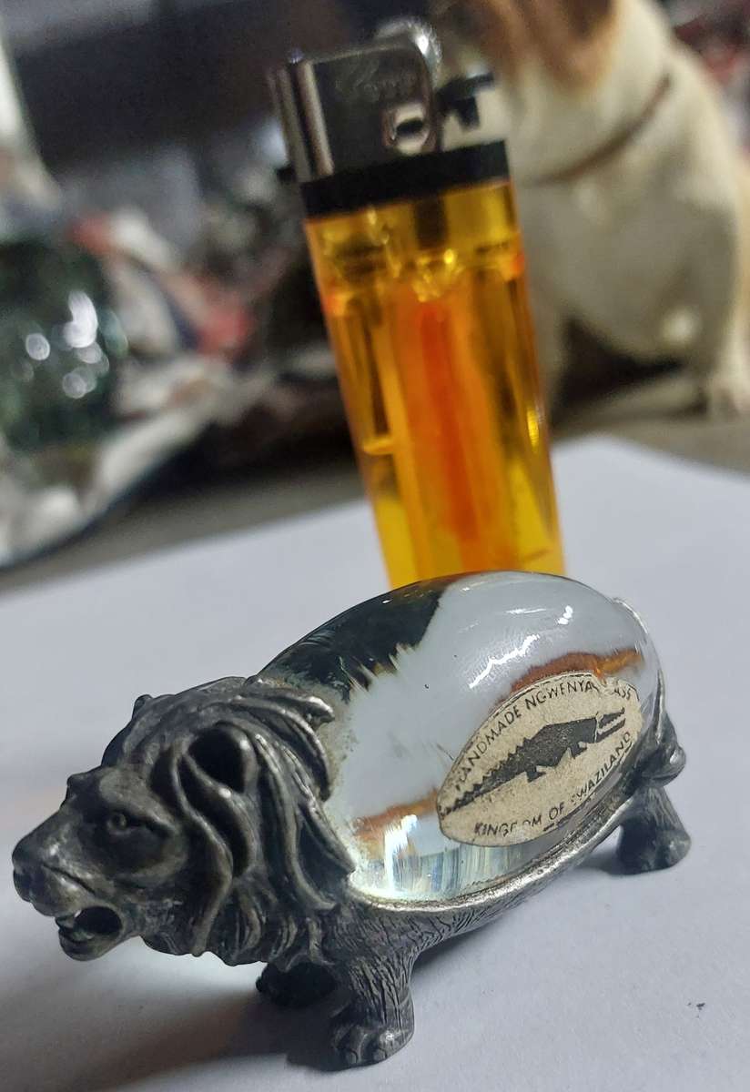 VINTAGE COLLECTABLE SWAZILAND NGWENYA GLASS AND PEUTER LION