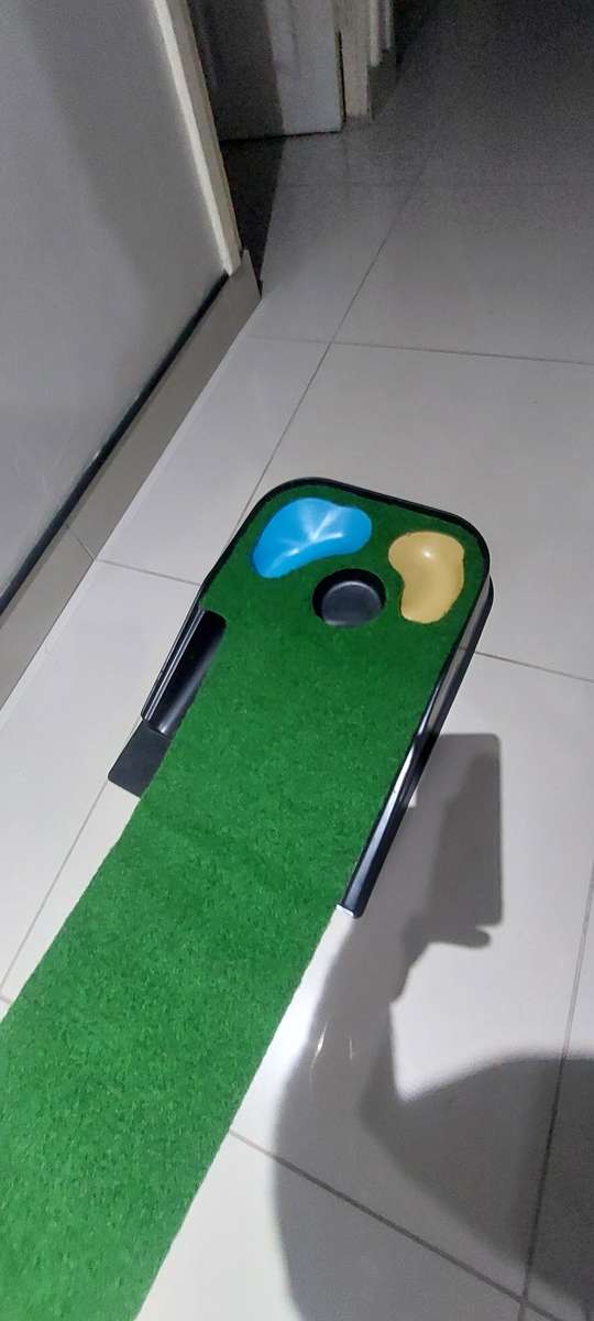 SPALDING TRU PUTT PRO GOLF ACCESSORIES PUTTING MAT WITH RETURN BALL FEATURE