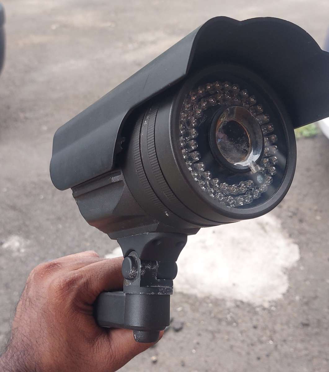 LARGE WATERPROOF SECURITY CAMERA READ DISCRIPTION