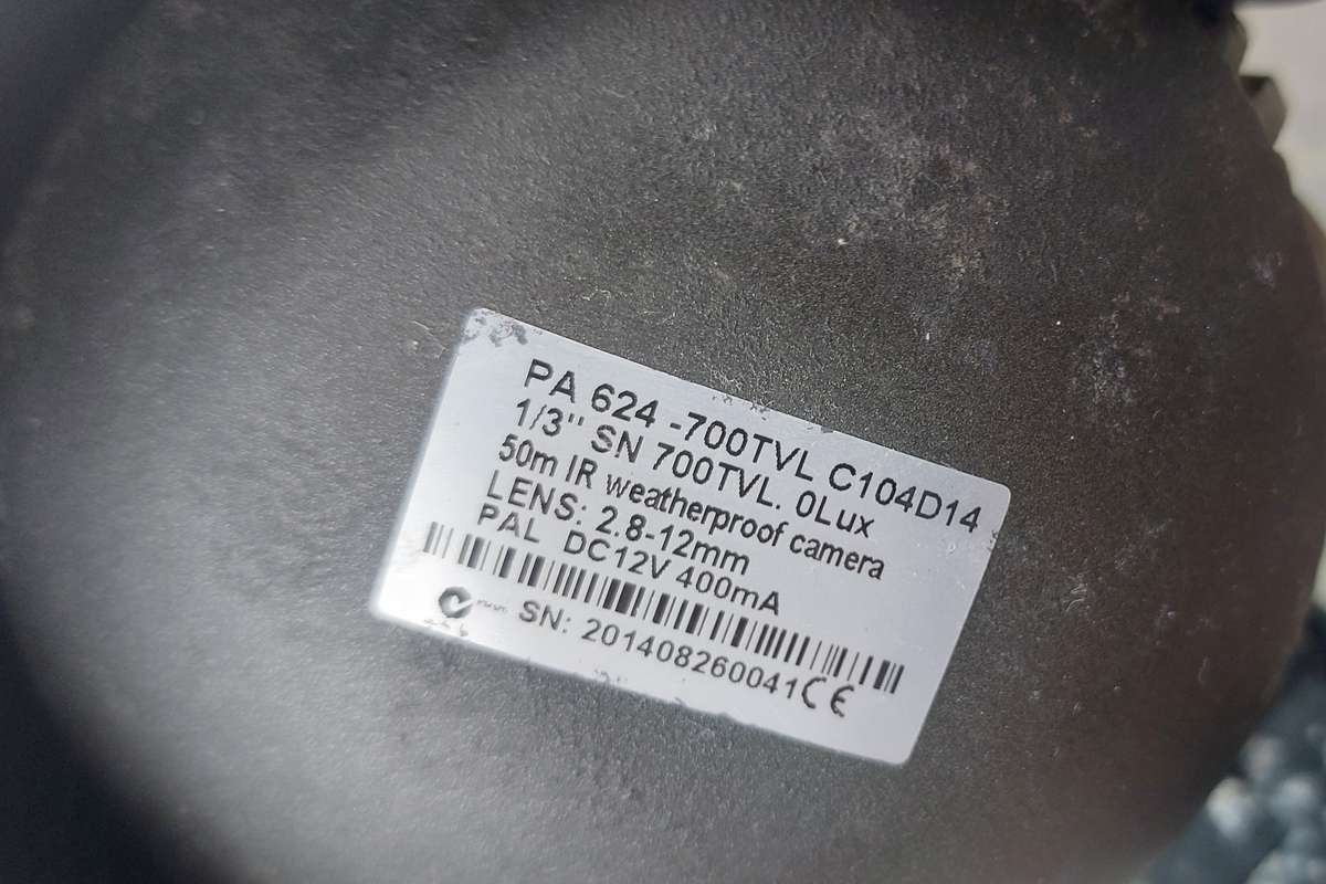 LARGE WATERPROOF SECURITY CAMERA READ DISCRIPTION