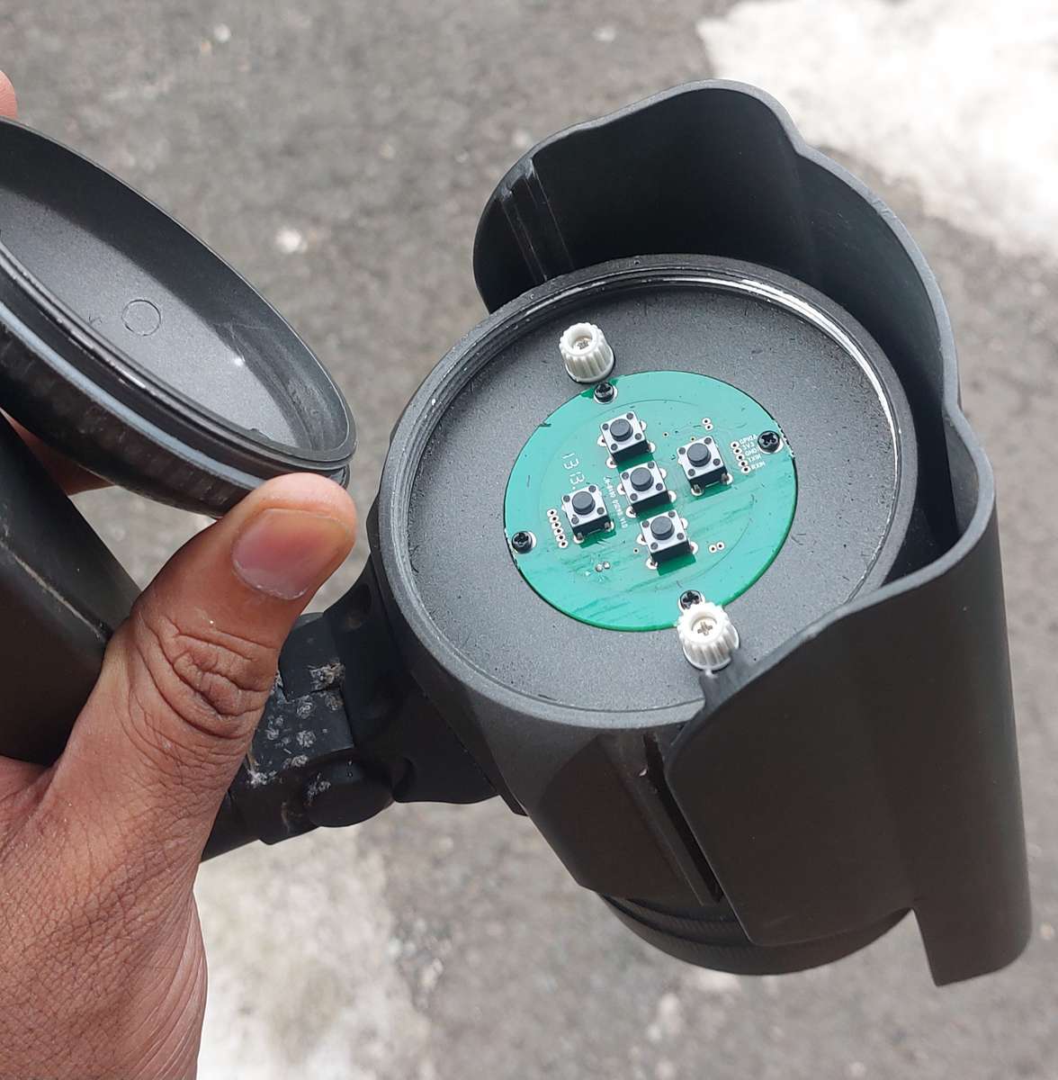 LARGE WATERPROOF SECURITY CAMERA READ DISCRIPTION