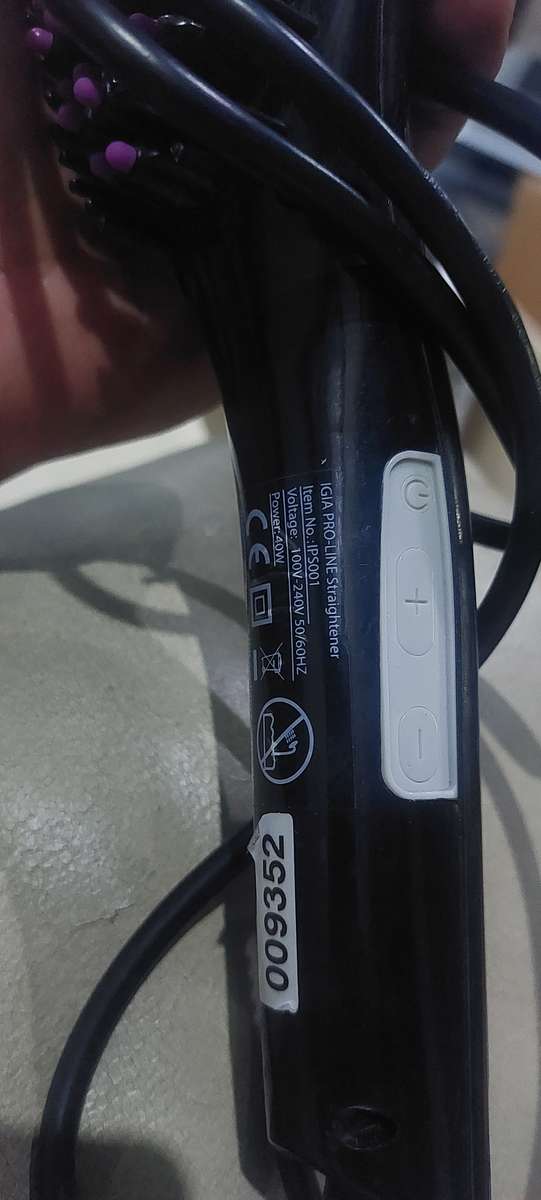 LIKE NEW IGIA PROLINE HAIR STRAIGHTNER /BRUSH