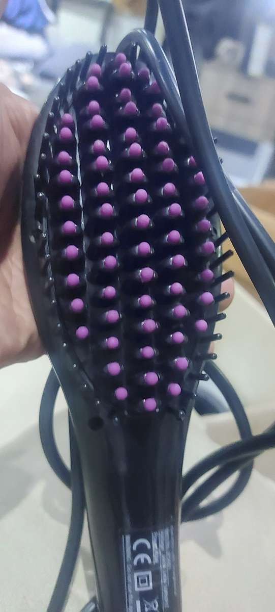 LIKE NEW IGIA PROLINE HAIR STRAIGHTNER /BRUSH