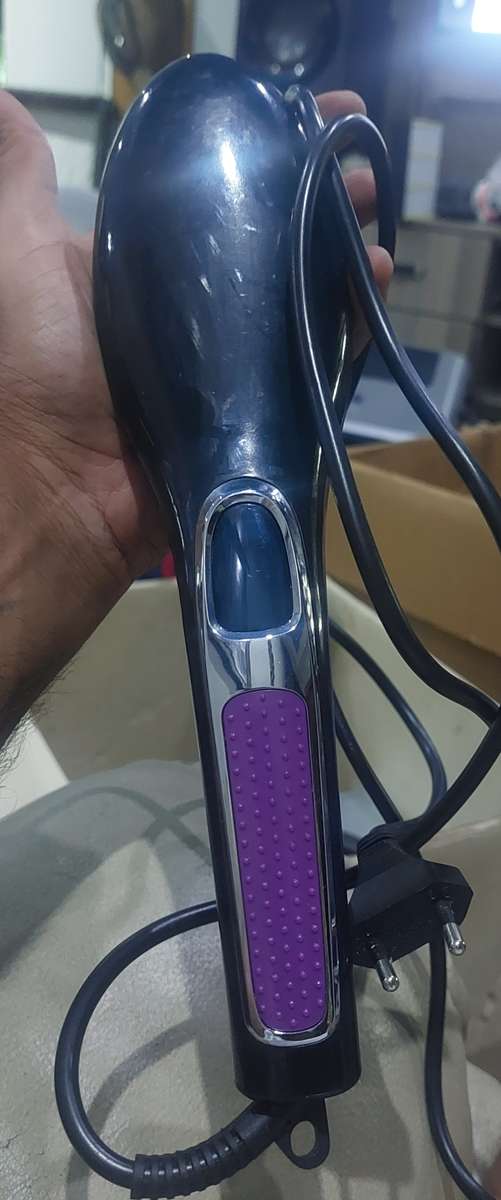 LIKE NEW IGIA PROLINE HAIR STRAIGHTNER /BRUSH