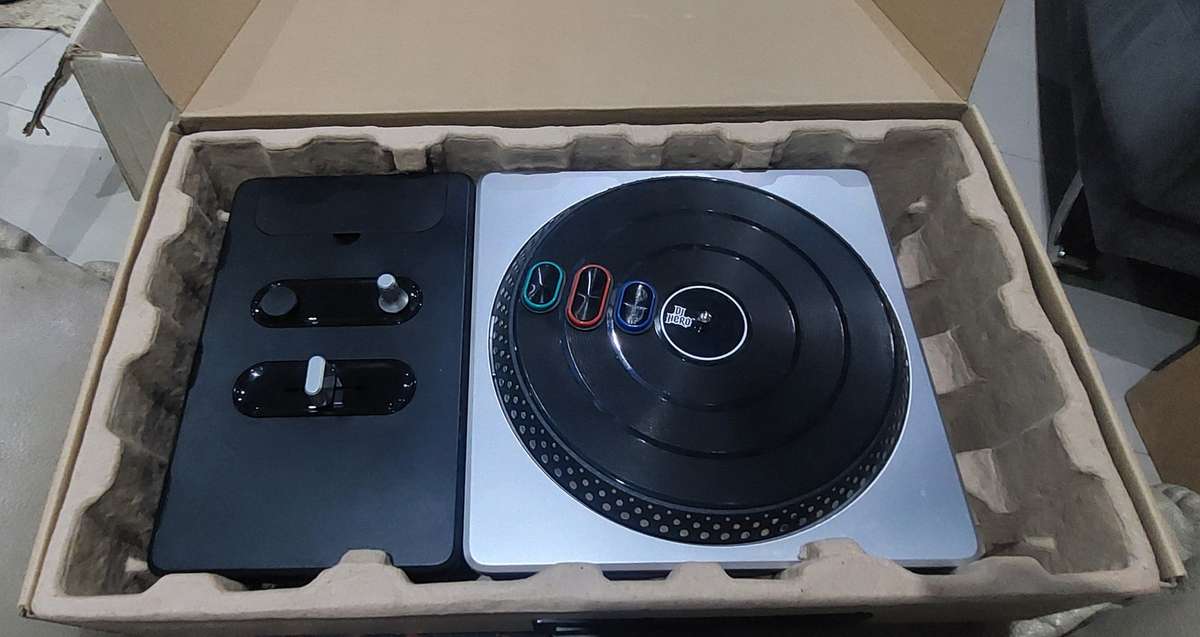 LIKE NEW IN BOX SONY DJ HERO TURNTABLE AND MIXER ONLY.
