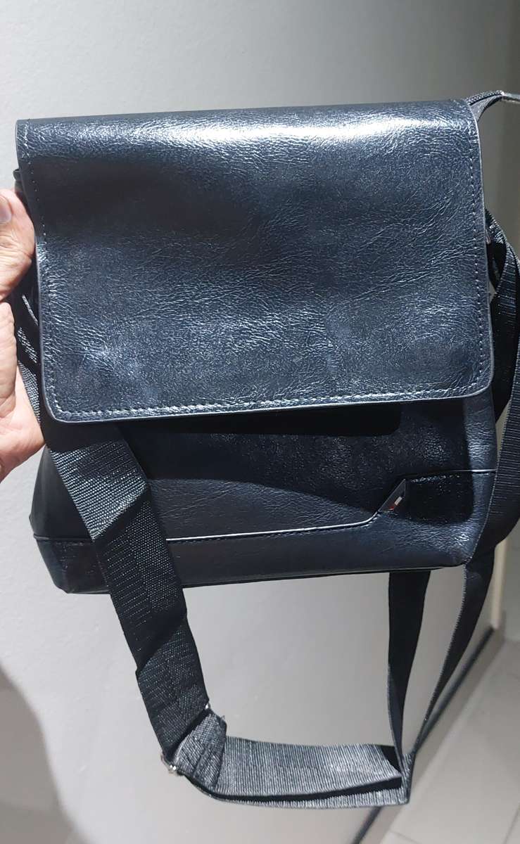 AWESOME MAN SLING BAG BLACK