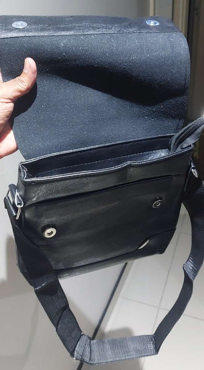 AWESOME MAN SLING BAG BLACK