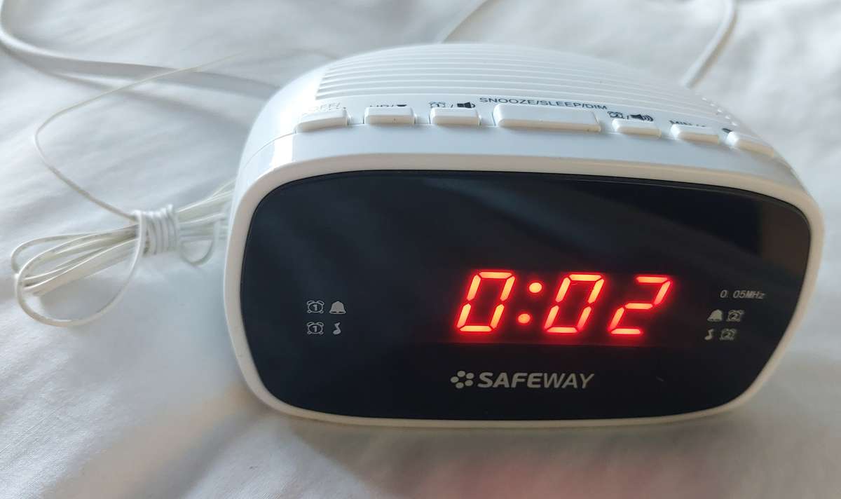 LIKE NEW CLOCK RADIO