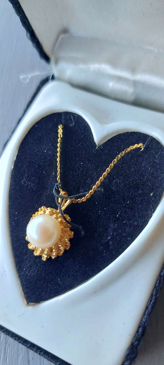 VINTAGE LADIES CHAIN AND PENDANT