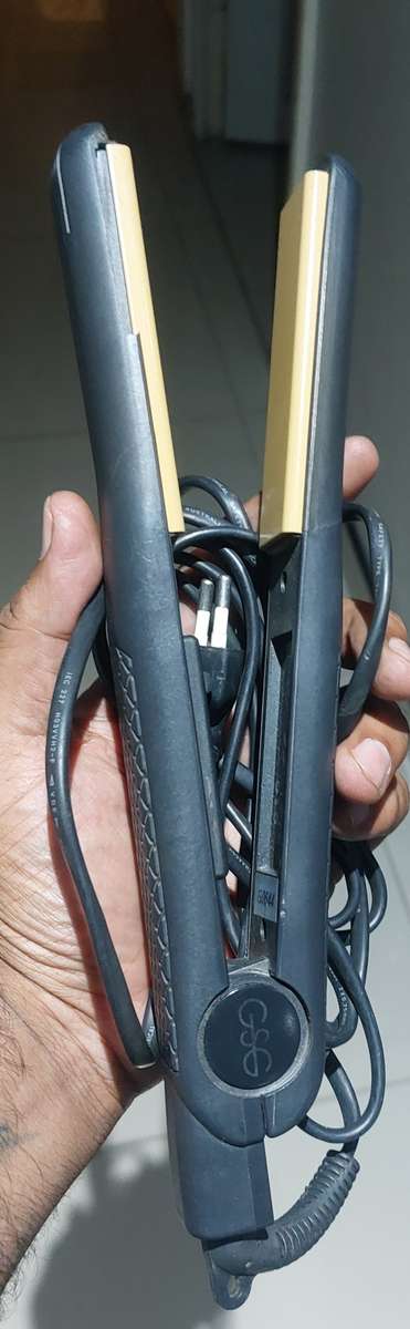 GSG HAIR STRAIGHTNER WORKS GOOD AS GHD