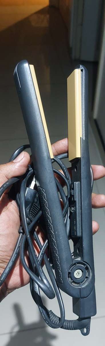 GSG HAIR STRAIGHTNER WORKS GOOD AS GHD